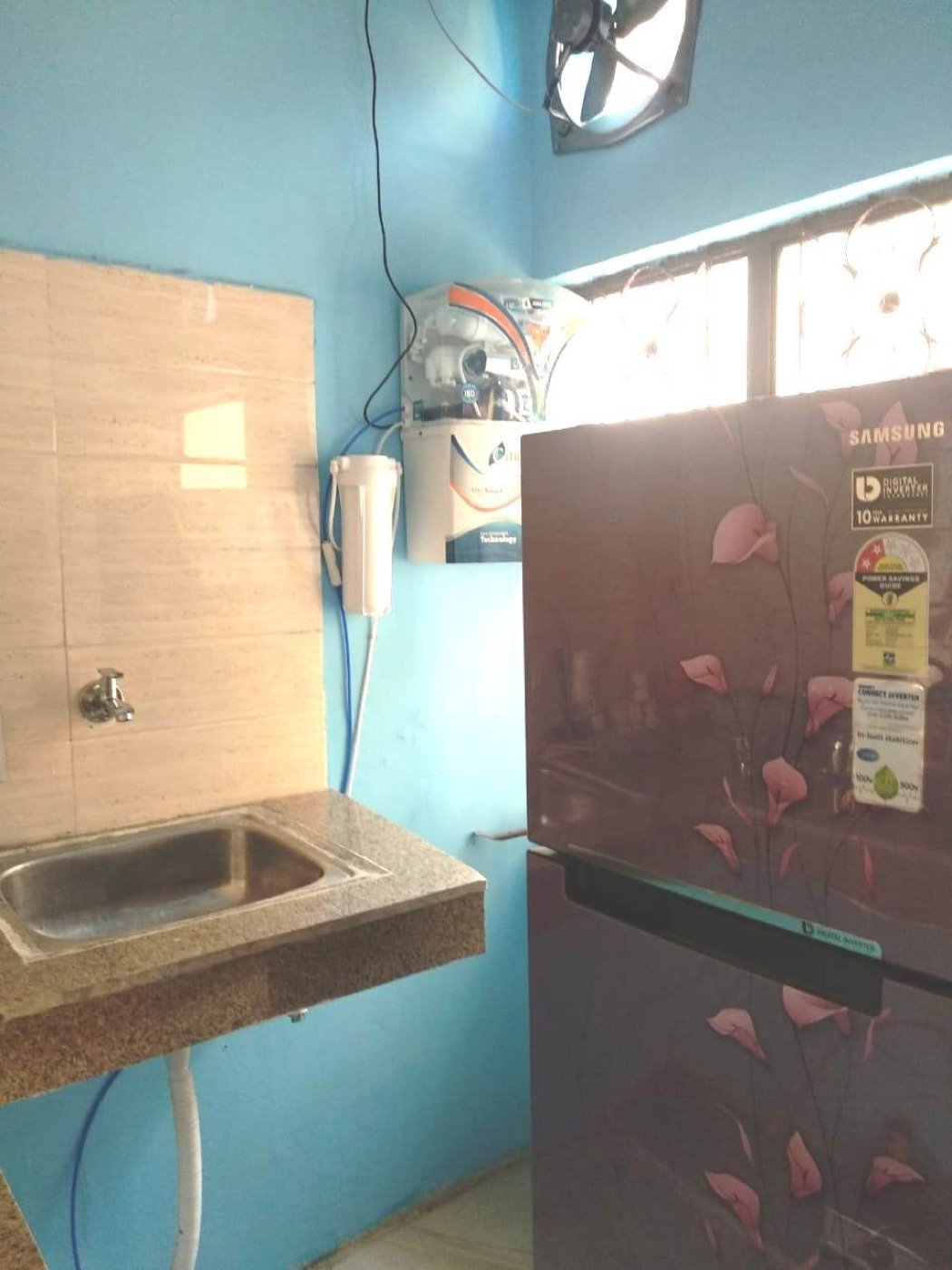 Kitchenette with fridge and RO water